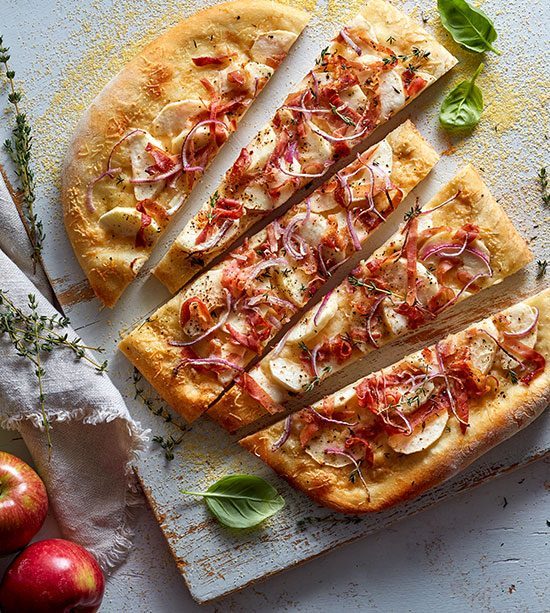 Pizza maison aux pommes et proscuitto
