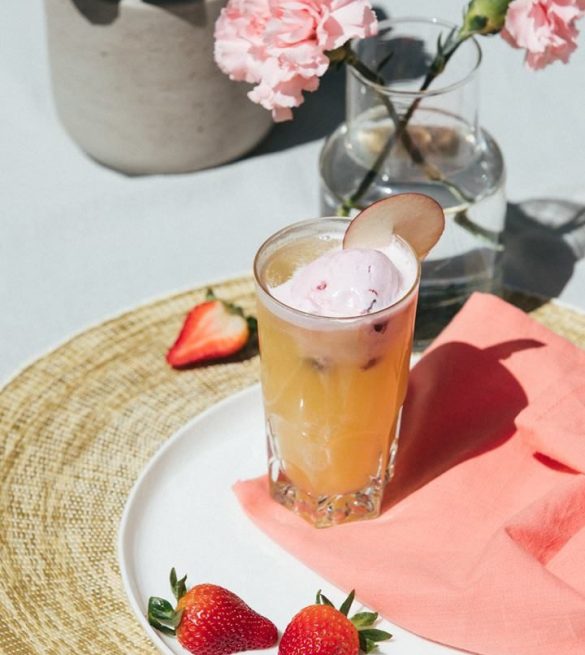 Flotteur à la fraise, jus d’ananas et pomme