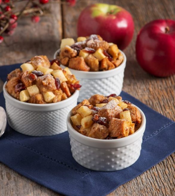 Coupes de pouding au pain, aux pommes et aux canneberges