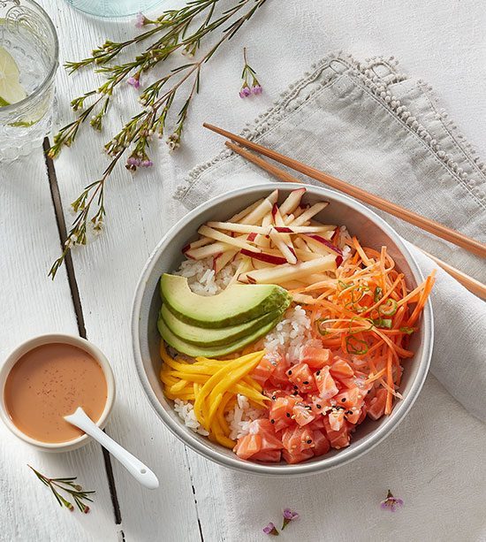 Poke bowl aux pommes et au saumon kamikaze