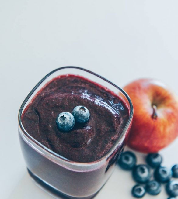 Smoothie aux pommes et bleuets